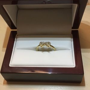 Ribbon ring with cubic zirconia stones